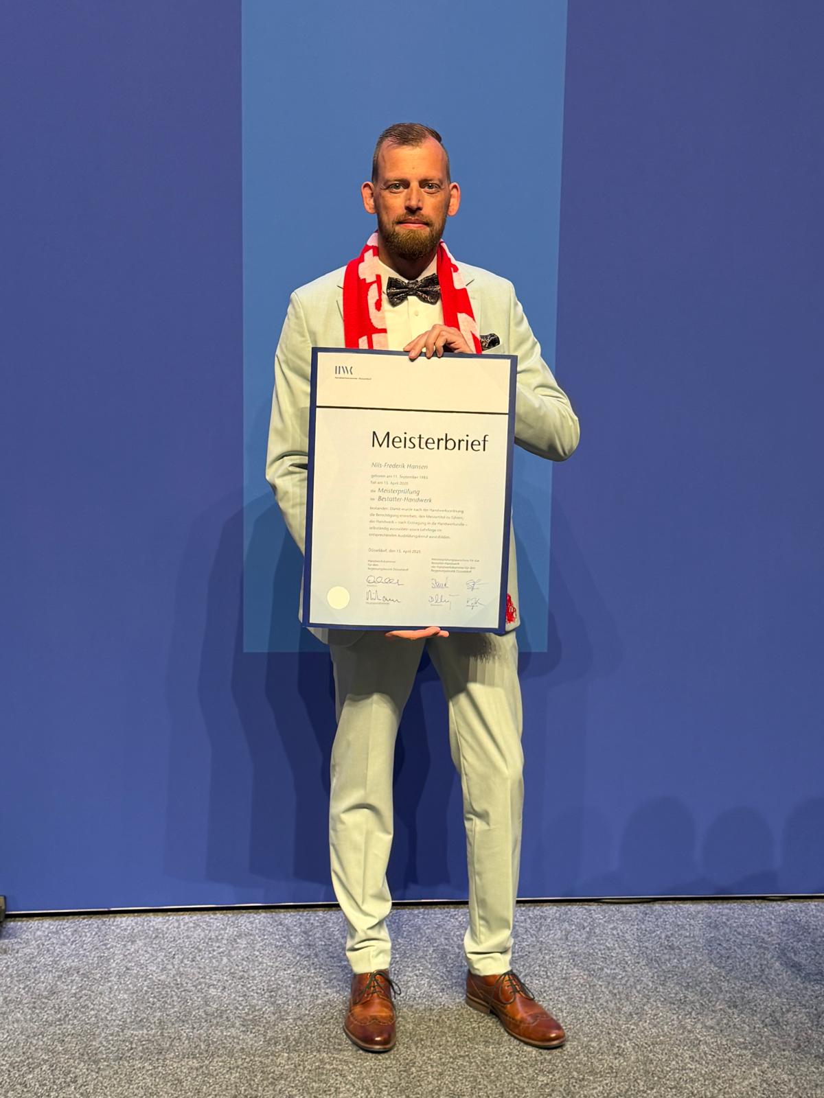 Nils-Frederik Hansen mit seinem Meisterbrief