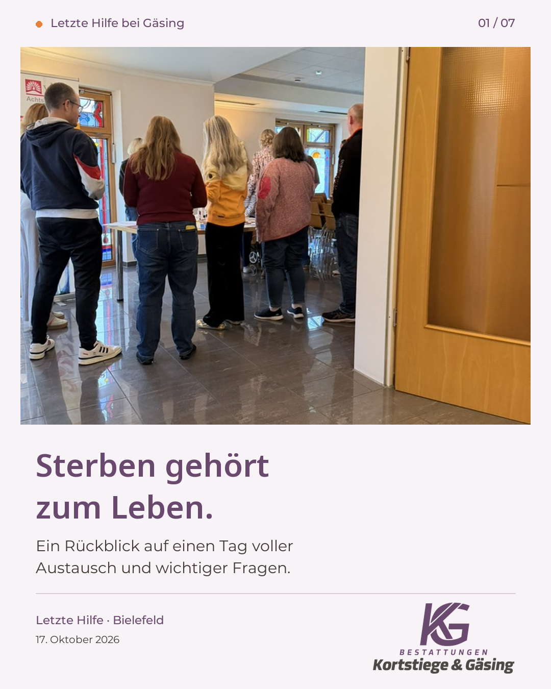 Menschen stehen beim Letzte-Hilfe-Kurs gemeinsam am Materialtisch im Veranstaltungsraum. Text: Sterben gehört zum Leben.