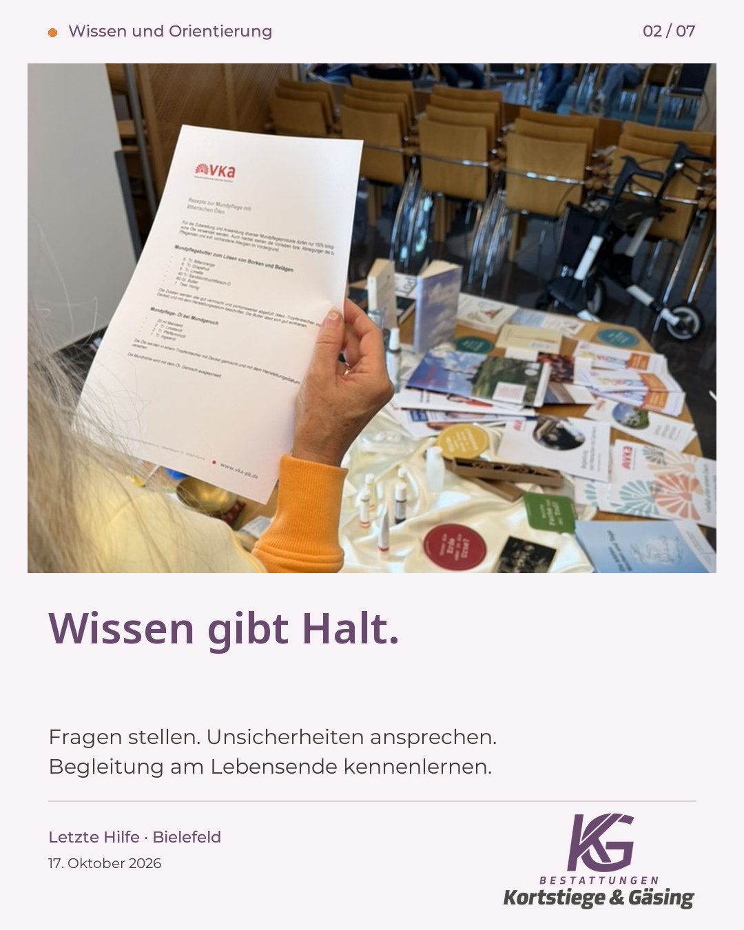 Eine Person liest am Materialtisch ein Informationsblatt zur Mundpflege. Text: Wissen gibt Halt.