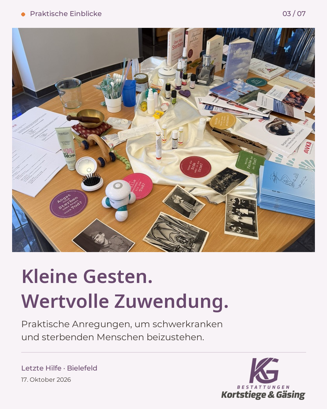 Auf einem Tisch liegen Pflegeutensilien, Gesprächskarten, Bücher, Bilder und eine Klangschale. Text: Kleine Gesten. Wertvolle Zuwendung.