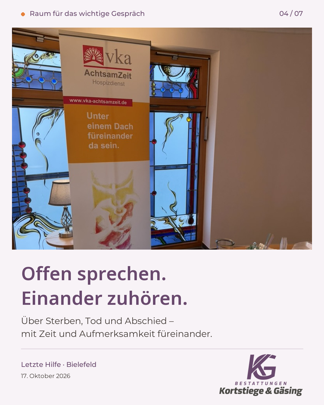 Das Banner des vka Hospizdienstes AchtsamZeit steht neben dem Tisch mit Kursmaterialien. Text: Offen sprechen. Einander zuhören.
