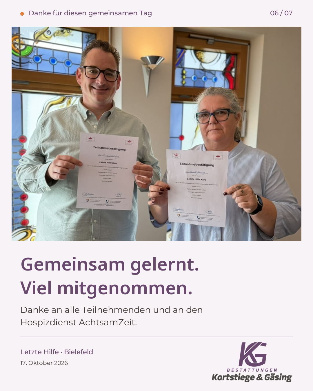 Zwei Personen halten nach dem Letzte-Hilfe-Kurs ihre Teilnahmebestätigungen in die Kamera. Text: Gemeinsam gelernt. Viel mitgenommen.