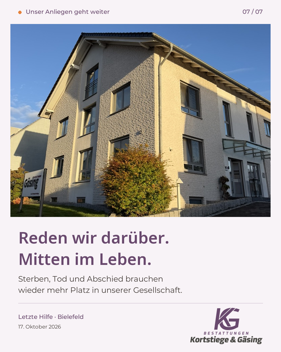 Das Gäsing-Gebäude im warmen Sonnenlicht unter blauem Himmel, links das Firmenschild und rechts der Eingang. Text: Reden wir darüber. Mitten im Leben.